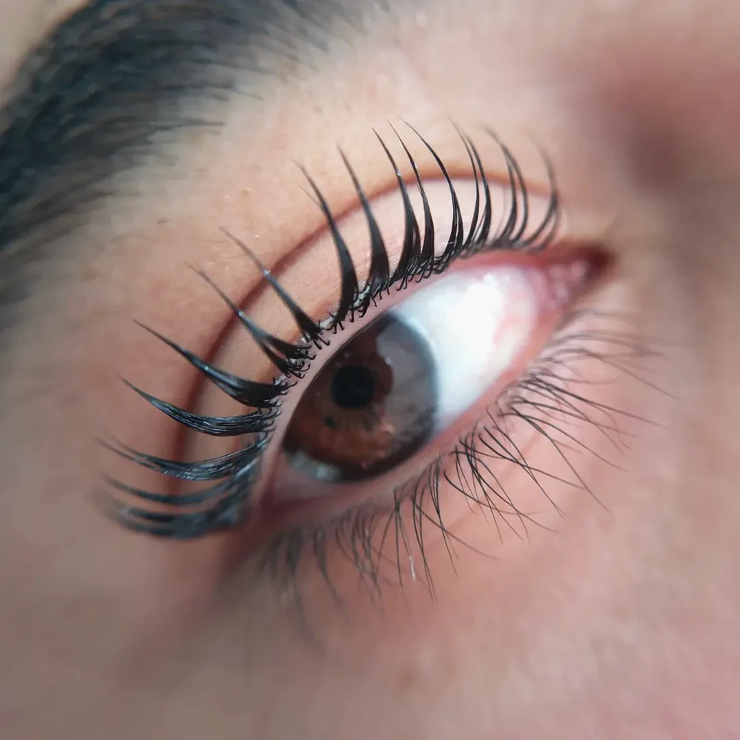 Detalle de pestañas largas y cejas definidas